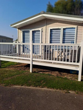 Lodge With Decking Wifi At Naze Marine Park, Sleeps 6 Ref 17006Wc